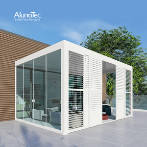 La conception de pergola personnalisée pour espace extérieur AlunoTec transforme une oasis privée dans votre jardin avec fenêtre à persiennes